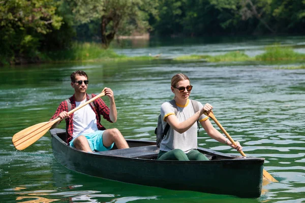 Paar ontdekkingsreizigers conoining op de wilde rivier — Stockfoto