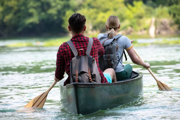 Pareja de exploradores conociendo el río salvaje — Foto de Stock