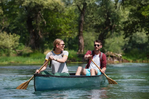 Pareja de exploradores conociendo el río salvaje — Foto de Stock