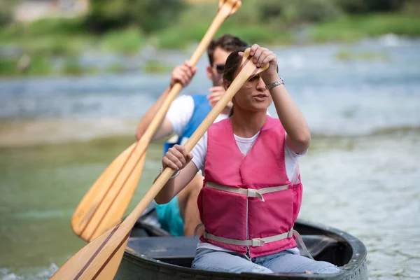 Pareja de conoining en salvaje río — Foto de Stock