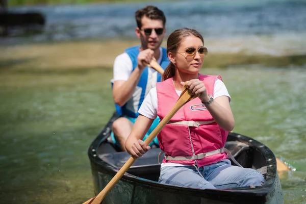 Paar auf wildem Fluss — Stockfoto