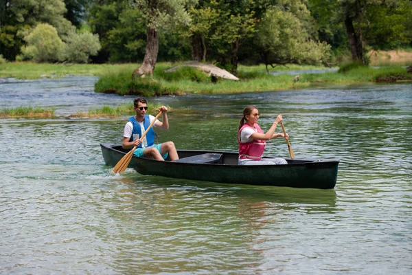 Pareja de conoining en salvaje río — Foto de Stock