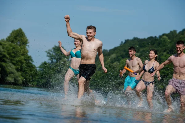 Amis de joie d'été s'amuser sur la rivière — Photo