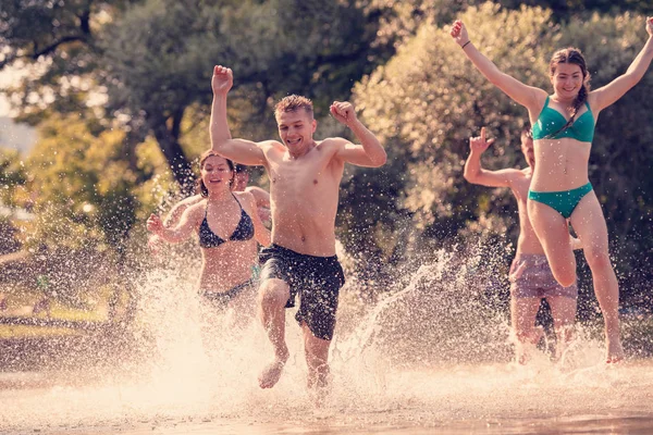 Amici gioia estiva divertirsi sul fiume — Foto Stock