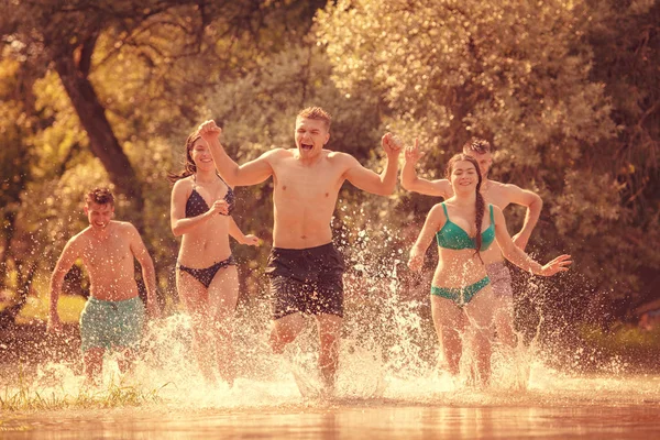 Lato radość przyjaciele mający zabawa na rzeka — Zdjęcie stockowe