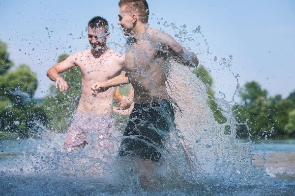 Amici gioia estiva divertirsi sul fiume — Foto Stock