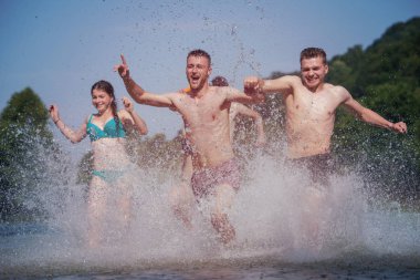 nehirde eğlenen yaz neşesi arkadaşlar