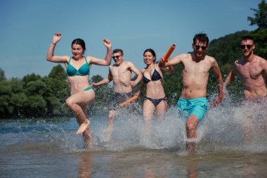 nehirde eğlenen yaz neşesi arkadaşlar