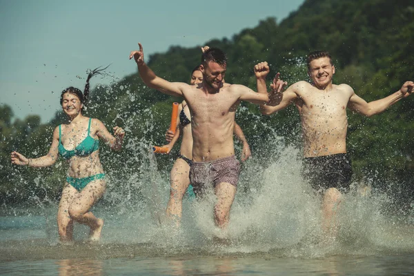 Amis de joie d'été s'amuser sur la rivière — Photo