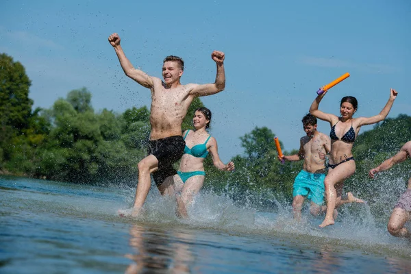 Verano alegría amigos divertirse en río — Foto de Stock