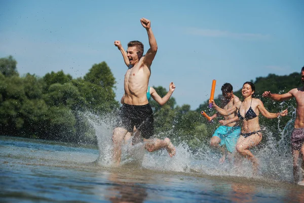 Amis de joie d'été s'amuser sur la rivière — Photo