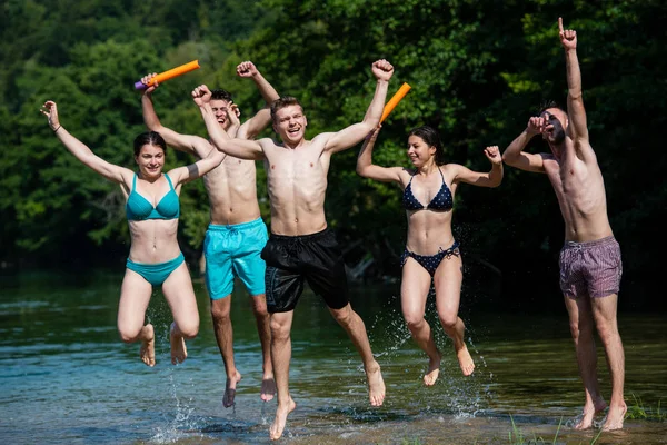 Amis de joie d'été s'amuser sur la rivière — Photo