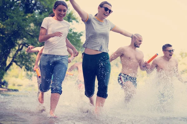 Летняя радость друзья весело провести время на реке — стоковое фото
