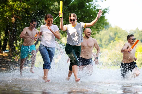 Καλοκαίρι διασκέδαση φίλοι διασκέδαση στο ποτάμι — Φωτογραφία Αρχείου