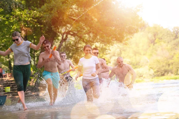 Zomer vreugde vrienden plezier op de rivier — Stockfoto