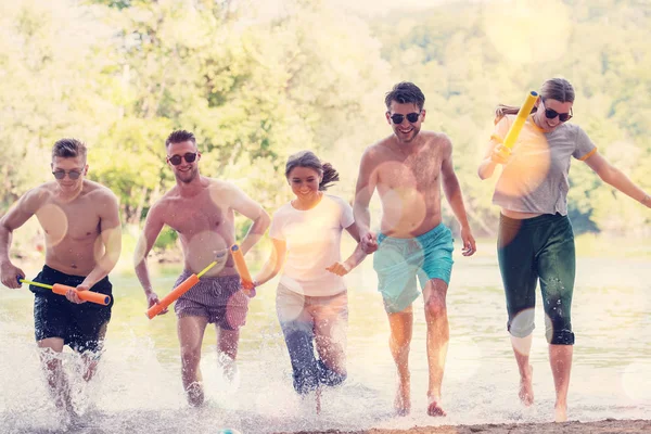 Verano alegría amigos divertirse en río —  Fotos de Stock