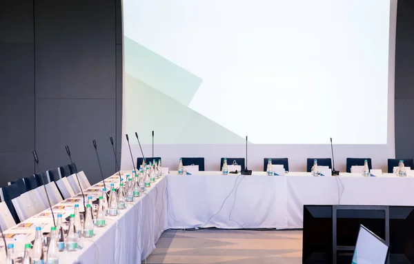 Innenraum des großen modernen Konferenzraums — Stockfoto