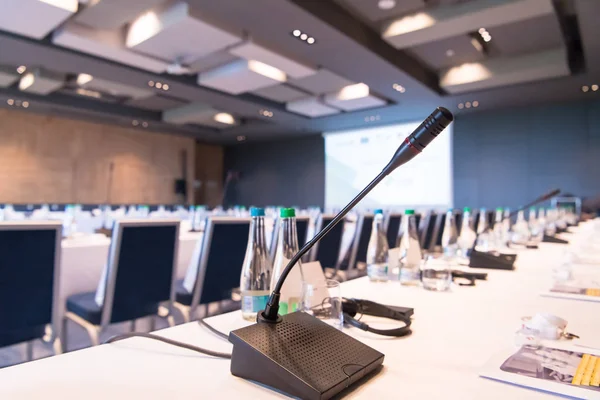 Interno della grande sala conferenze moderna — Foto Stock