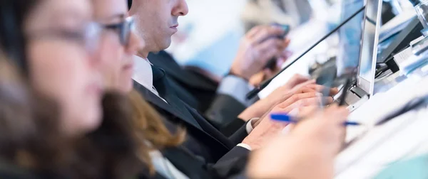 Primo piano di uomini d'affari mani utilizzando il computer portatile — Foto Stock