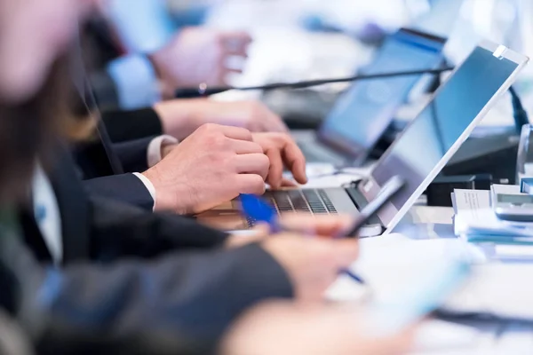 Primer plano de la gente de negocios manos usando ordenador portátil — Foto de Stock