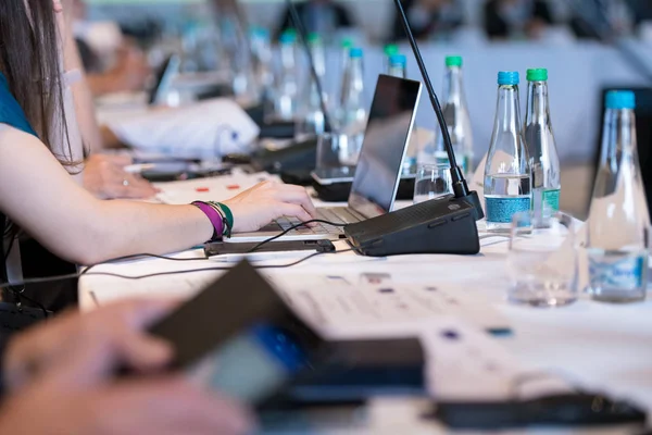 Close-up van zakenmensen handen met laptop computer — Stockfoto