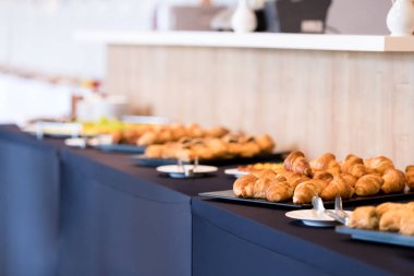 İş seminerinde sehpa