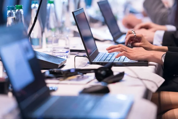 Nahaufnahme von Geschäftsleuten Hände mit Laptop-Computer — Stockfoto