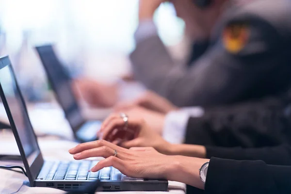 Close-up van zakenmensen handen met laptop computer — Stockfoto