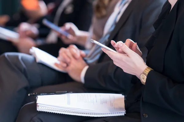 Affärsmänniskor händer med hjälp av Smart Phone — Stockfoto