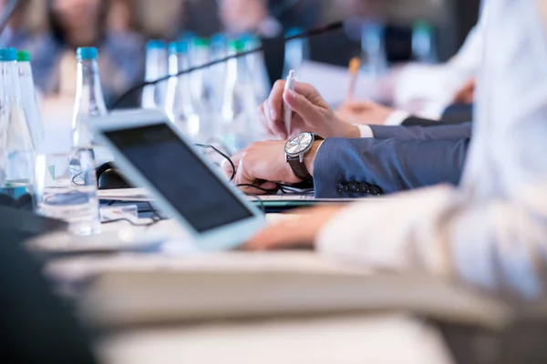 Närbild av affärsmänniskor händer med hjälp av bärbar dator — Stockfoto