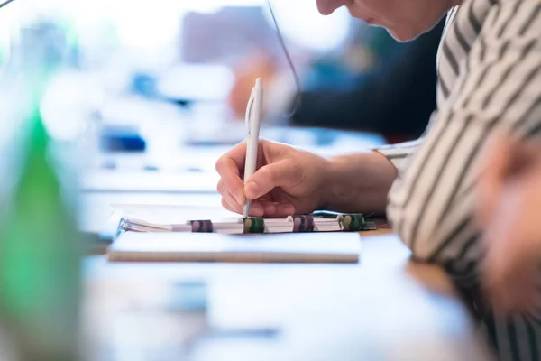 Primer plano de los empresarios que toman notas — Foto de Stock