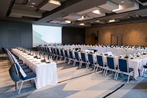 Interior de la gran sala de conferencias moderna — Foto de Stock