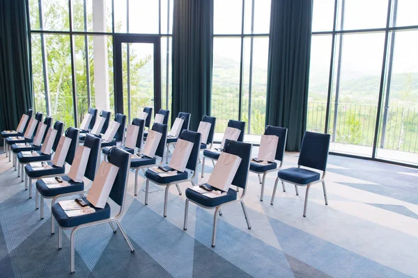 Modernes Konferenzraum-Interieur vor dem Start in ein Business-Semi — Stockfoto