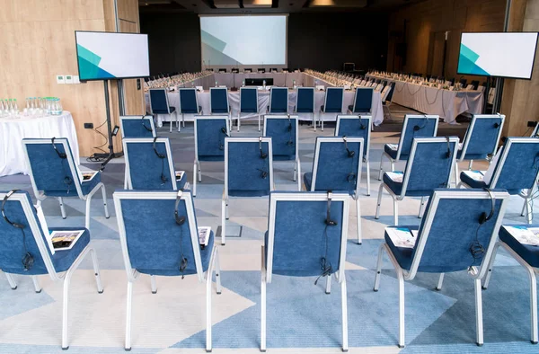 Interno della grande sala conferenze moderna — Foto Stock