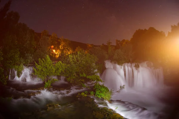 Cascades dans la nuit — Photo