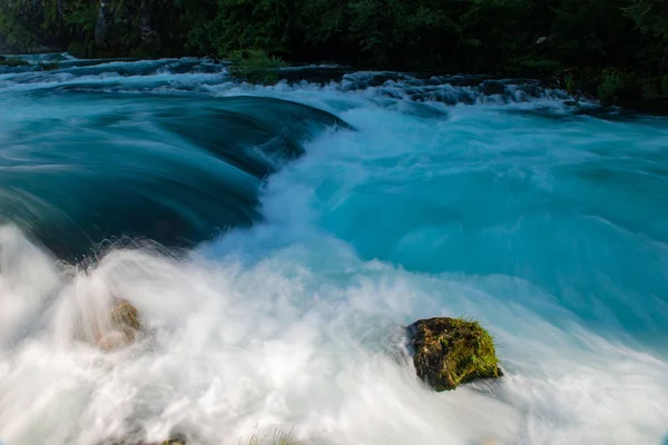 Pierre unique dans la rivière sauvage — Photo