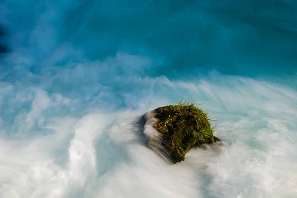 Ein Stein im wilden Fluss — Stockfoto