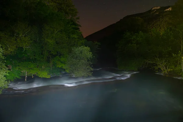 Wasserfälle bei Nacht — Stockfoto