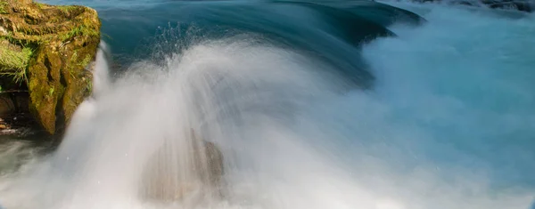 Pierre unique dans la rivière sauvage — Photo