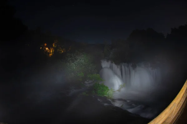 Cascadas en la noche —  Fotos de Stock