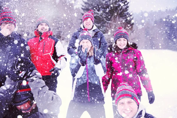 Gruppe junger Leute wirft Schnee in die Luft — Stockfoto