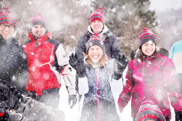 Gruppe junger Leute wirft Schnee in die Luft — Stockfoto