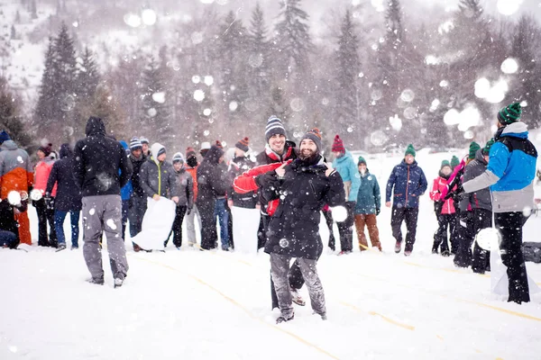 Gruppo di giovani che hanno una gara di running in bag — Foto Stock