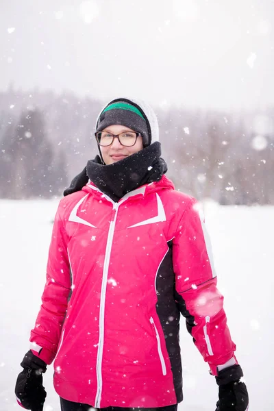 Porträt einer jungen Frau an einem verschneiten Wintertag — Stockfoto
