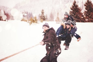 Bir grup genç savaş çekişmesi için halat çekiyor.