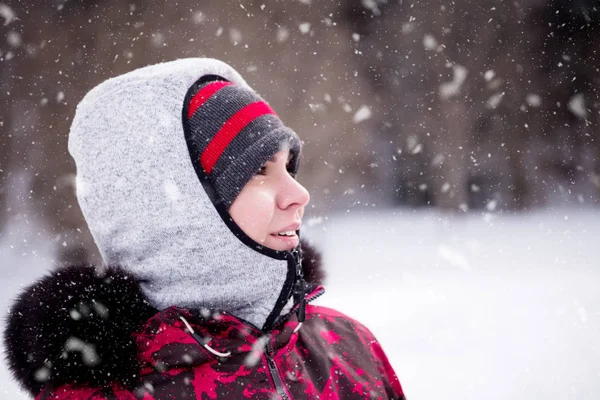 Retrato de mujer joven en el día de invierno nevado —  Fotos de Stock