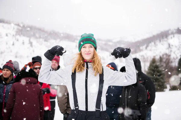 아름다운 겨울 풍경을 배경으로 한 젊은 여인의 사진 — 스톡 사진