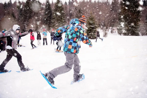 한 무리의 젊은 사람들이 겨울에 달리기 시합을 합니다 — 스톡 사진