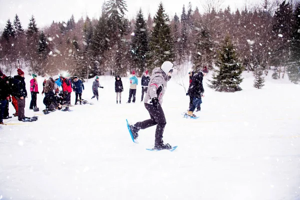 Fiatalokból álló csoport, akik téli napon futóversenyt tartanak — Stock Fotó