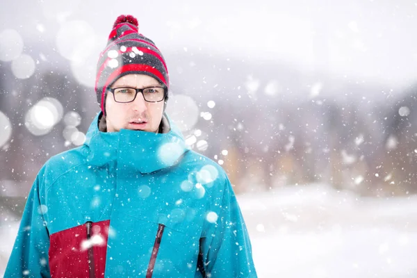 Retrato de un joven en un día nevado de invierno —  Fotos de Stock